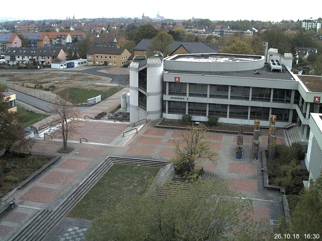 Foto der Webcam: Verwaltungsgebäude, Innenhof mit Audimax, Hörsaal-Gebäude 1