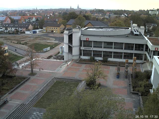 Foto der Webcam: Verwaltungsgebäude, Innenhof mit Audimax, Hörsaal-Gebäude 1