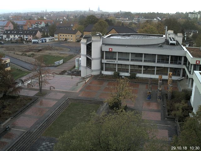 Foto der Webcam: Verwaltungsgebäude, Innenhof mit Audimax, Hörsaal-Gebäude 1