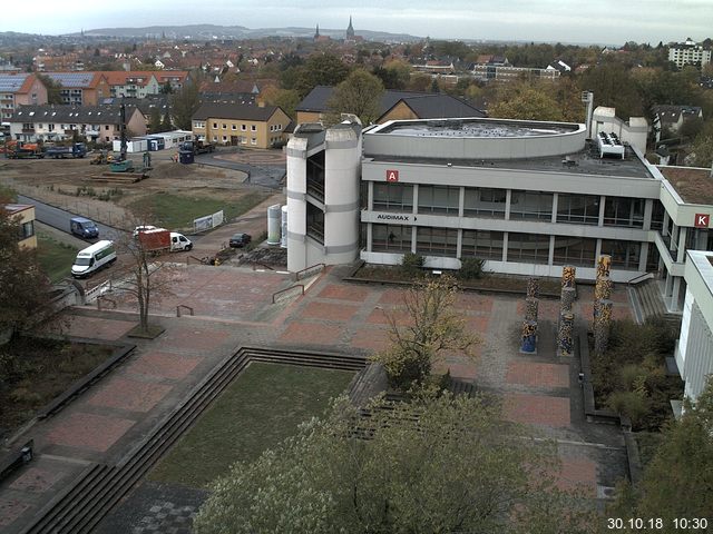 Foto der Webcam: Verwaltungsgebäude, Innenhof mit Audimax, Hörsaal-Gebäude 1