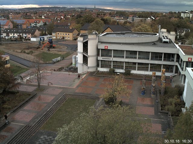 Foto der Webcam: Verwaltungsgebäude, Innenhof mit Audimax, Hörsaal-Gebäude 1