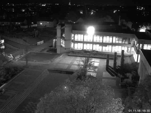 Foto der Webcam: Verwaltungsgebäude, Innenhof mit Audimax, Hörsaal-Gebäude 1