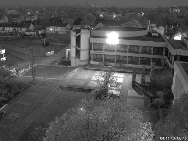 Foto der Webcam: Verwaltungsgebäude, Innenhof mit Audimax, Hörsaal-Gebäude 1