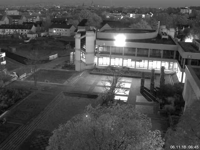 Foto der Webcam: Verwaltungsgebäude, Innenhof mit Audimax, Hörsaal-Gebäude 1