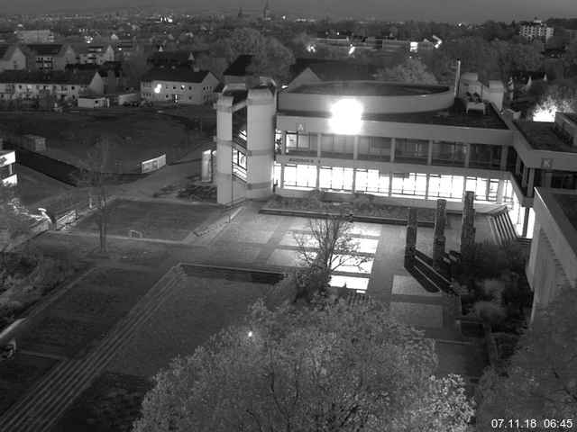 Foto der Webcam: Verwaltungsgebäude, Innenhof mit Audimax, Hörsaal-Gebäude 1