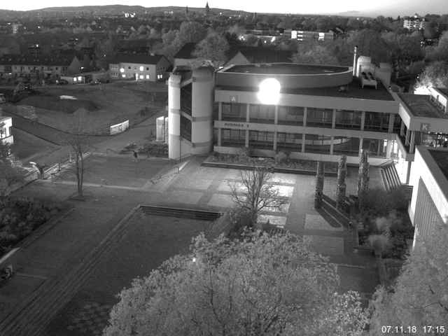 Foto der Webcam: Verwaltungsgebäude, Innenhof mit Audimax, Hörsaal-Gebäude 1