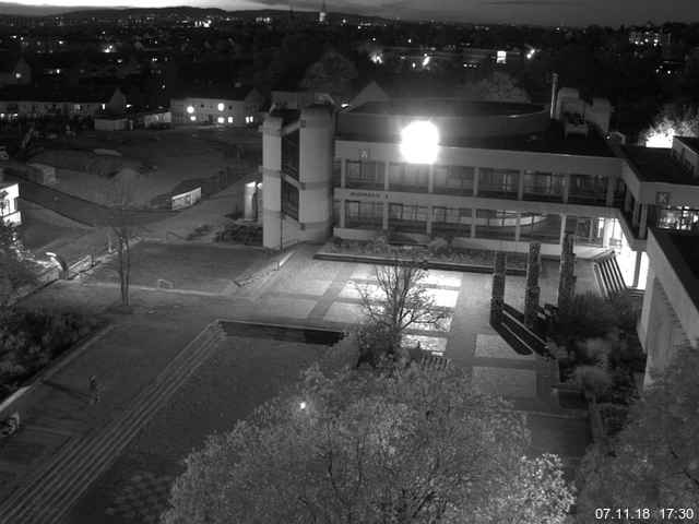 Foto der Webcam: Verwaltungsgebäude, Innenhof mit Audimax, Hörsaal-Gebäude 1