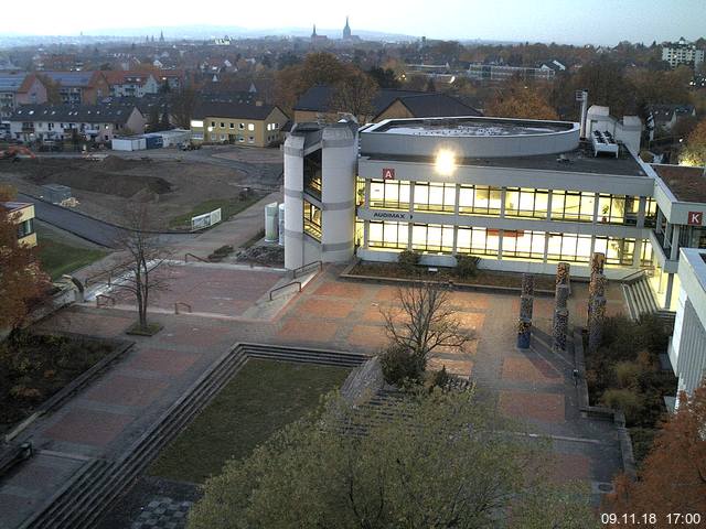 Foto der Webcam: Verwaltungsgebäude, Innenhof mit Audimax, Hörsaal-Gebäude 1