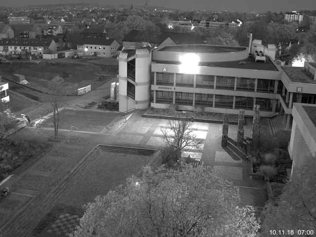 Foto der Webcam: Verwaltungsgebäude, Innenhof mit Audimax, Hörsaal-Gebäude 1