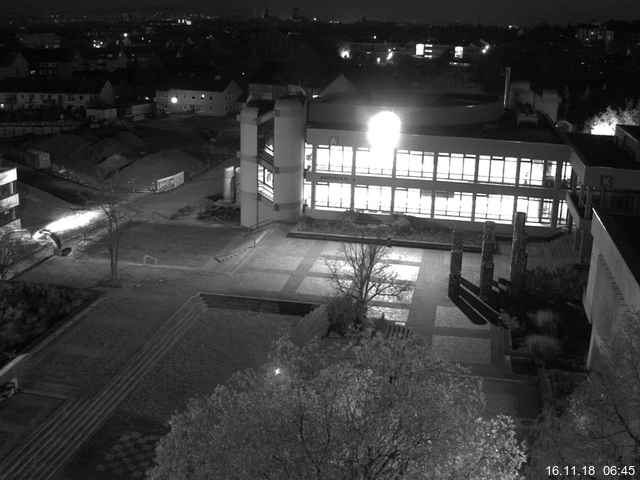 Foto der Webcam: Verwaltungsgebäude, Innenhof mit Audimax, Hörsaal-Gebäude 1