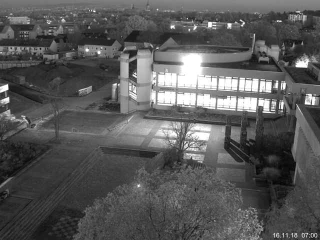 Foto der Webcam: Verwaltungsgebäude, Innenhof mit Audimax, Hörsaal-Gebäude 1