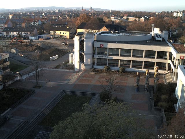 Foto der Webcam: Verwaltungsgebäude, Innenhof mit Audimax, Hörsaal-Gebäude 1