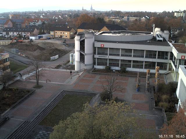 Foto der Webcam: Verwaltungsgebäude, Innenhof mit Audimax, Hörsaal-Gebäude 1