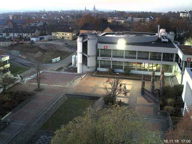 Foto der Webcam: Verwaltungsgebäude, Innenhof mit Audimax, Hörsaal-Gebäude 1