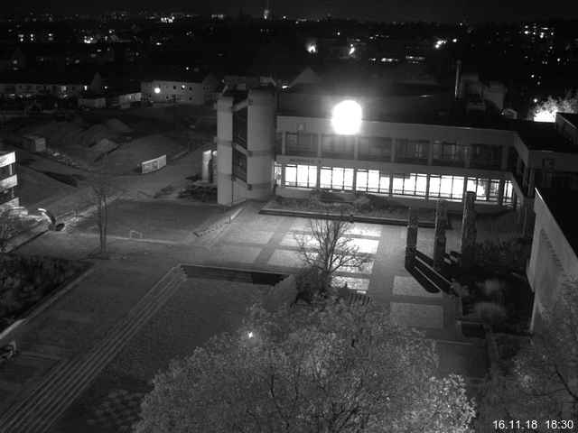 Foto der Webcam: Verwaltungsgebäude, Innenhof mit Audimax, Hörsaal-Gebäude 1