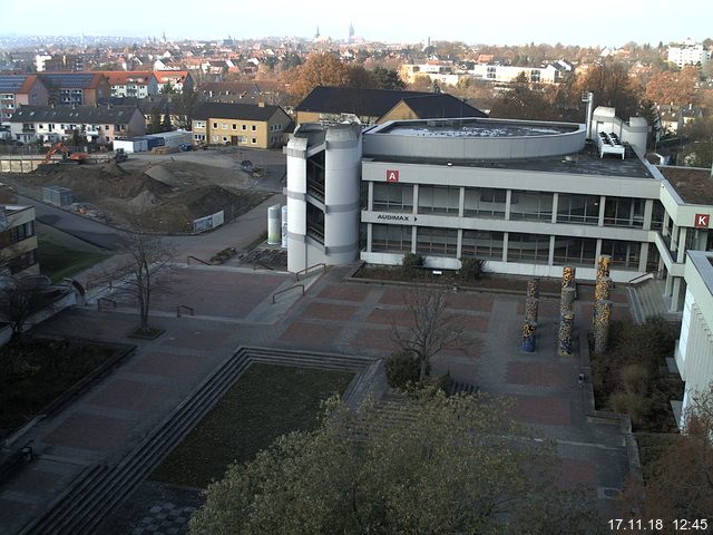 Foto der Webcam: Verwaltungsgebäude, Innenhof mit Audimax, Hörsaal-Gebäude 1