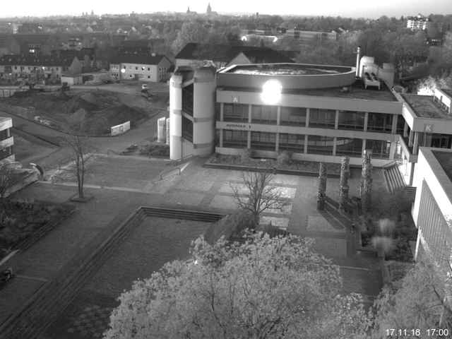 Foto der Webcam: Verwaltungsgebäude, Innenhof mit Audimax, Hörsaal-Gebäude 1