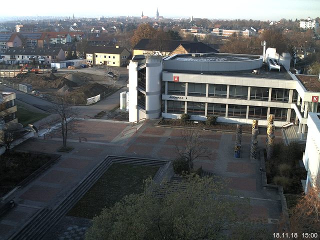 Foto der Webcam: Verwaltungsgebäude, Innenhof mit Audimax, Hörsaal-Gebäude 1