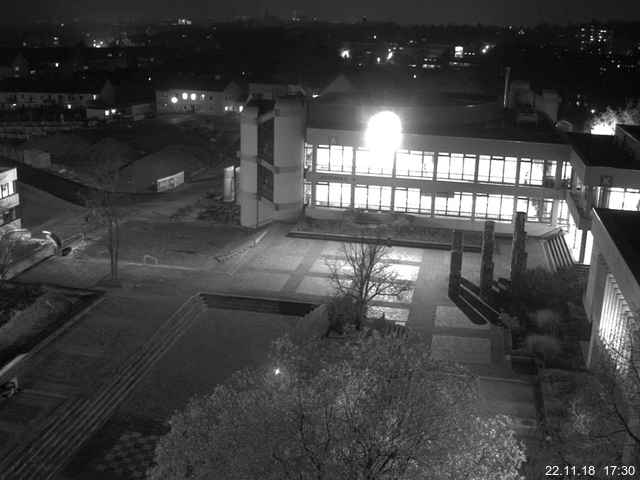 Foto der Webcam: Verwaltungsgebäude, Innenhof mit Audimax, Hörsaal-Gebäude 1