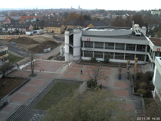 Foto der Webcam: Verwaltungsgebäude, Innenhof mit Audimax, Hörsaal-Gebäude 1