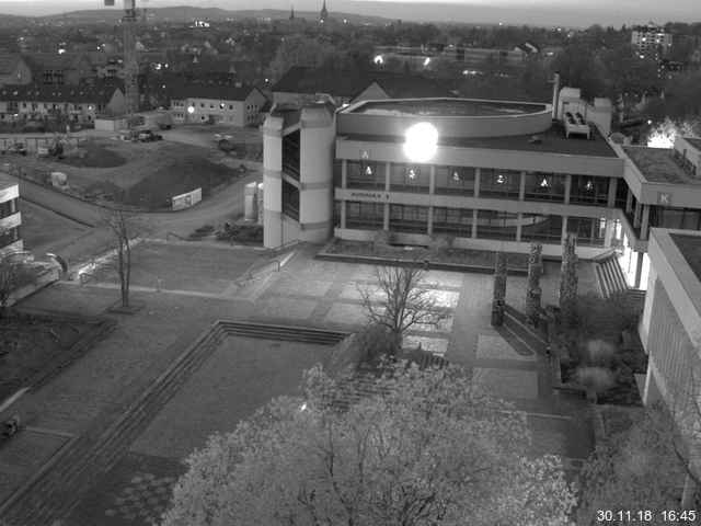 Foto der Webcam: Verwaltungsgebäude, Innenhof mit Audimax, Hörsaal-Gebäude 1