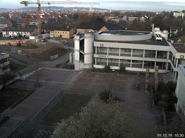 Foto der Webcam: Verwaltungsgebäude, Innenhof mit Audimax, Hörsaal-Gebäude 1