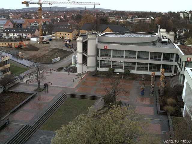 Foto der Webcam: Verwaltungsgebäude, Innenhof mit Audimax, Hörsaal-Gebäude 1