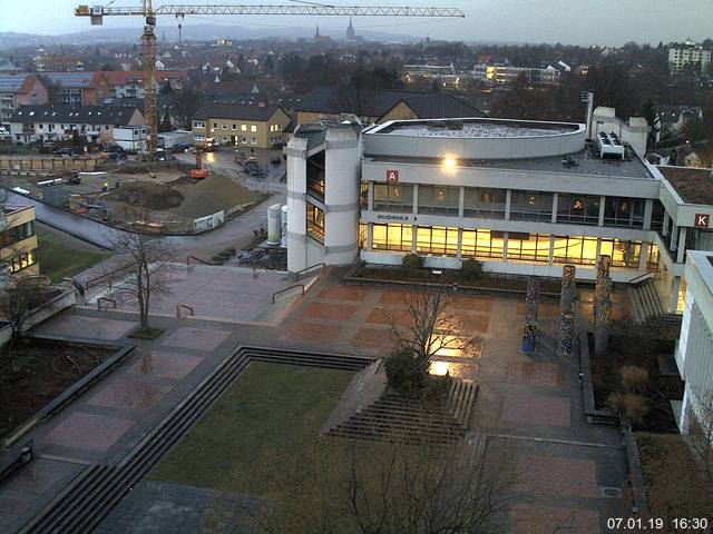 Foto der Webcam: Verwaltungsgebäude, Innenhof mit Audimax, Hörsaal-Gebäude 1