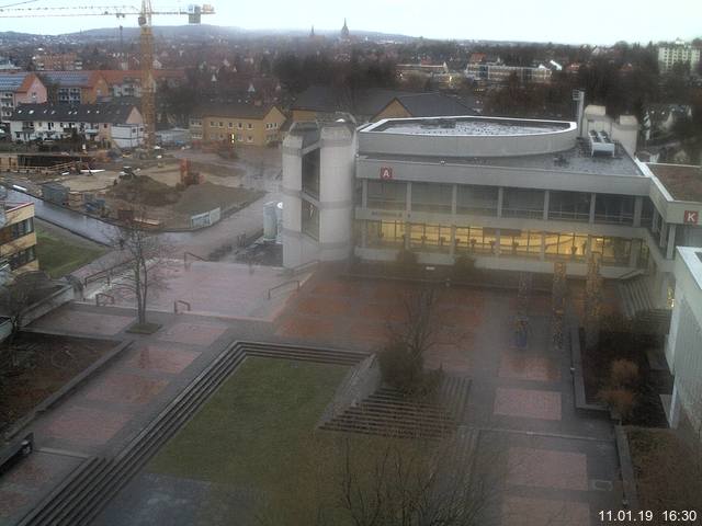 Foto der Webcam: Verwaltungsgebäude, Innenhof mit Audimax, Hörsaal-Gebäude 1