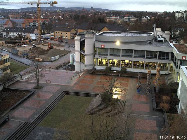 Foto der Webcam: Verwaltungsgebäude, Innenhof mit Audimax, Hörsaal-Gebäude 1