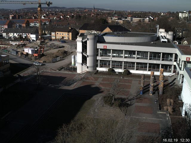 Foto der Webcam: Verwaltungsgebäude, Innenhof mit Audimax, Hörsaal-Gebäude 1