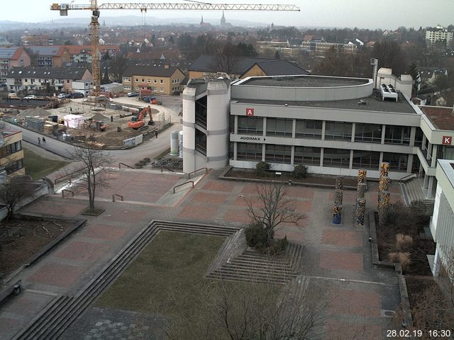 Foto der Webcam: Verwaltungsgebäude, Innenhof mit Audimax, Hörsaal-Gebäude 1