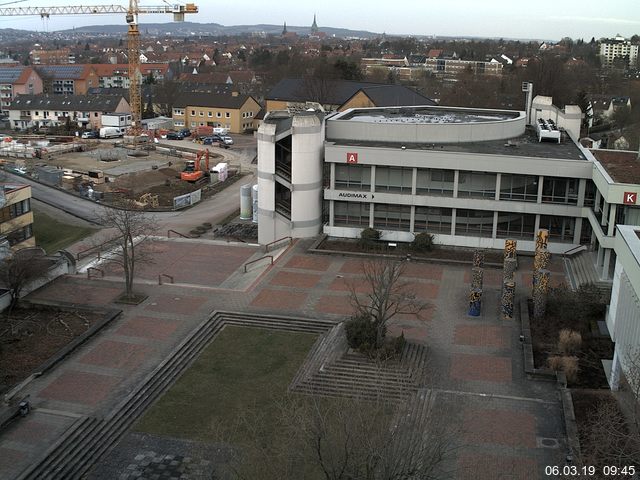 Foto der Webcam: Verwaltungsgebäude, Innenhof mit Audimax, Hörsaal-Gebäude 1