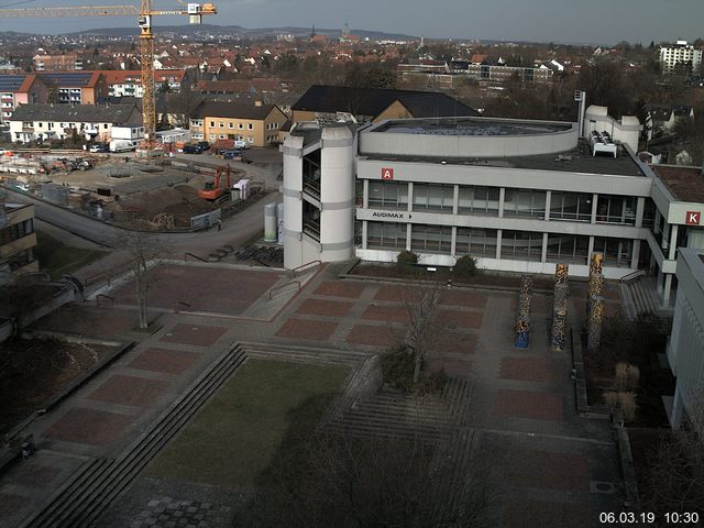 Foto der Webcam: Verwaltungsgebäude, Innenhof mit Audimax, Hörsaal-Gebäude 1