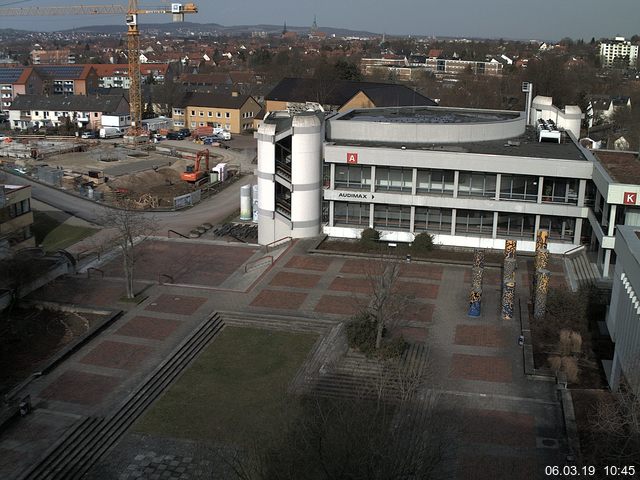 Foto der Webcam: Verwaltungsgebäude, Innenhof mit Audimax, Hörsaal-Gebäude 1