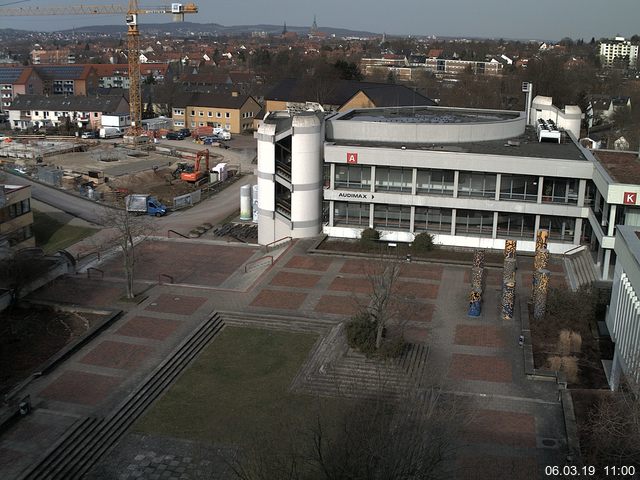 Foto der Webcam: Verwaltungsgebäude, Innenhof mit Audimax, Hörsaal-Gebäude 1