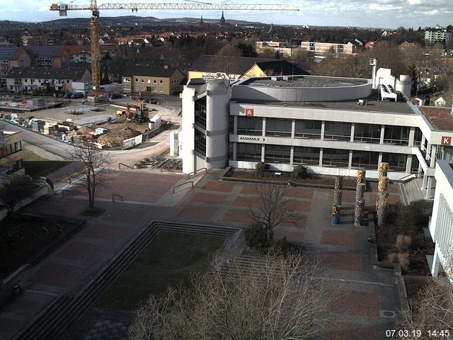 Foto der Webcam: Verwaltungsgebäude, Innenhof mit Audimax, Hörsaal-Gebäude 1