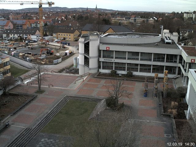 Foto der Webcam: Verwaltungsgebäude, Innenhof mit Audimax, Hörsaal-Gebäude 1