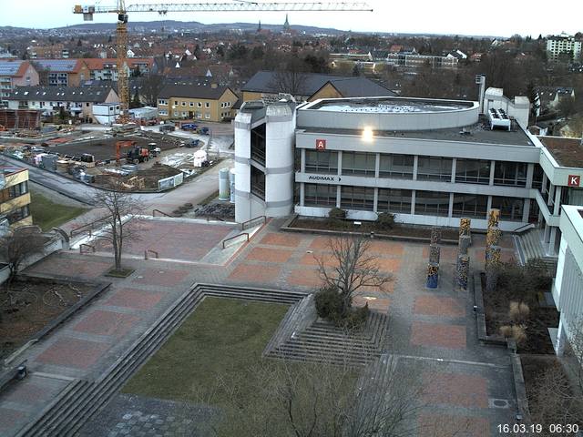 Foto der Webcam: Verwaltungsgebäude, Innenhof mit Audimax, Hörsaal-Gebäude 1