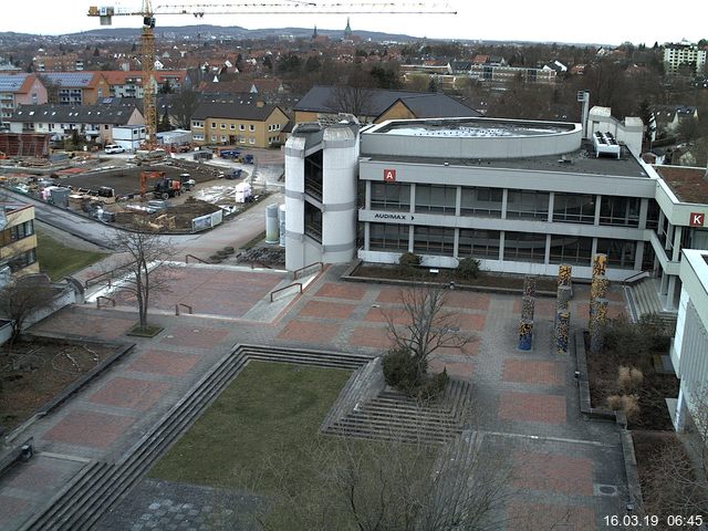 Foto der Webcam: Verwaltungsgebäude, Innenhof mit Audimax, Hörsaal-Gebäude 1