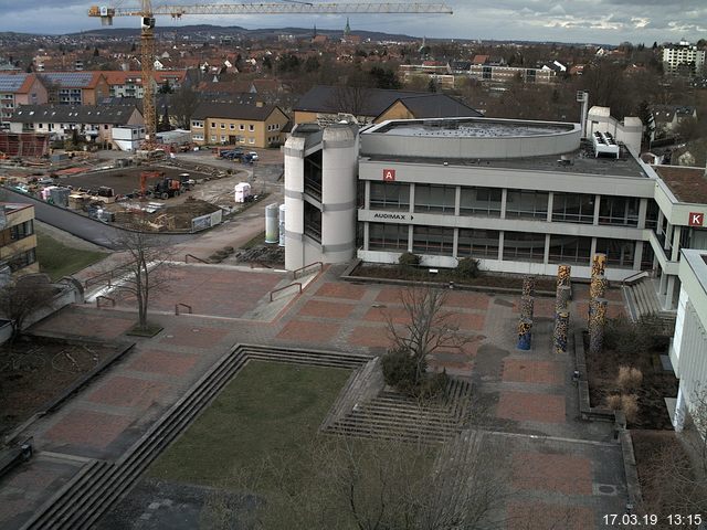 Foto der Webcam: Verwaltungsgebäude, Innenhof mit Audimax, Hörsaal-Gebäude 1