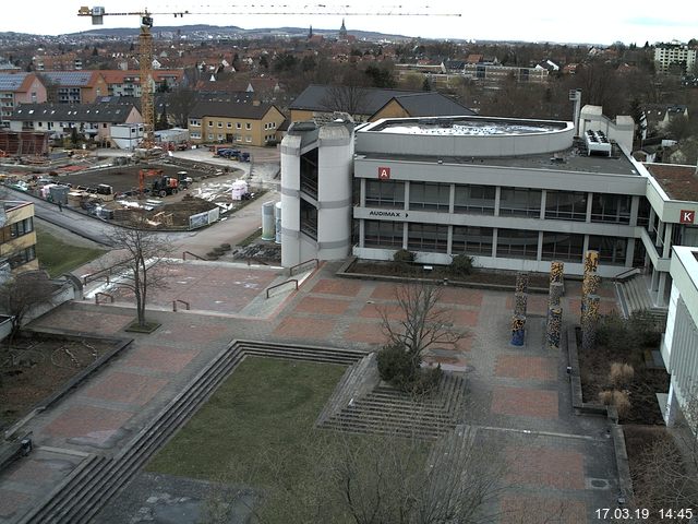 Foto der Webcam: Verwaltungsgebäude, Innenhof mit Audimax, Hörsaal-Gebäude 1