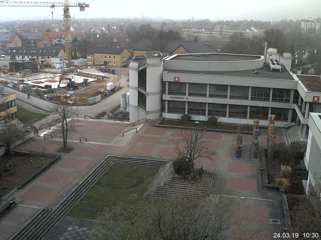 Foto der Webcam: Verwaltungsgebäude, Innenhof mit Audimax, Hörsaal-Gebäude 1