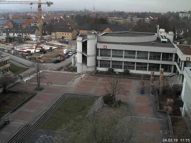 Foto der Webcam: Verwaltungsgebäude, Innenhof mit Audimax, Hörsaal-Gebäude 1