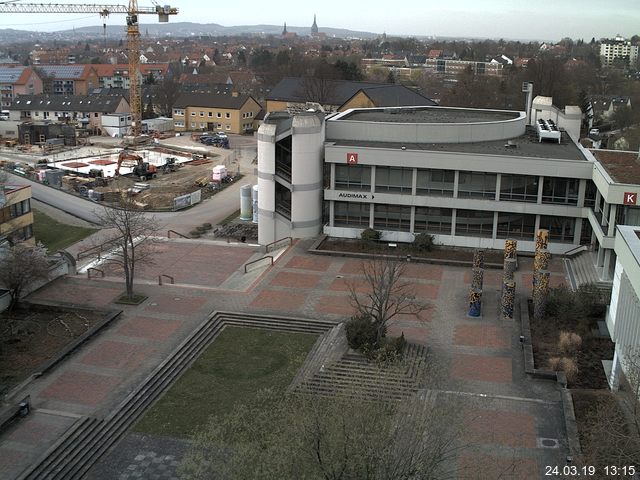 Foto der Webcam: Verwaltungsgebäude, Innenhof mit Audimax, Hörsaal-Gebäude 1