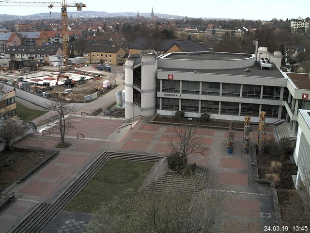 Foto der Webcam: Verwaltungsgebäude, Innenhof mit Audimax, Hörsaal-Gebäude 1