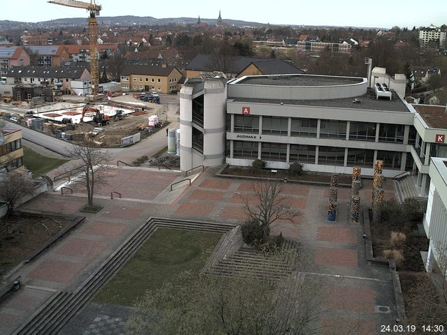 Foto der Webcam: Verwaltungsgebäude, Innenhof mit Audimax, Hörsaal-Gebäude 1