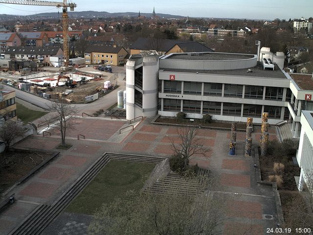 Foto der Webcam: Verwaltungsgebäude, Innenhof mit Audimax, Hörsaal-Gebäude 1