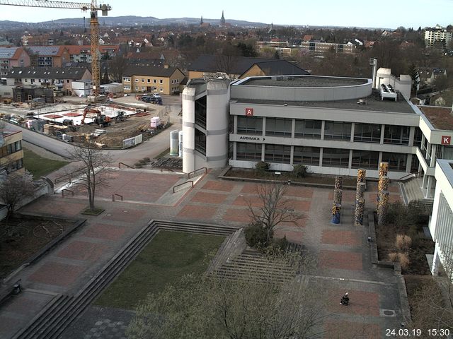 Foto der Webcam: Verwaltungsgebäude, Innenhof mit Audimax, Hörsaal-Gebäude 1