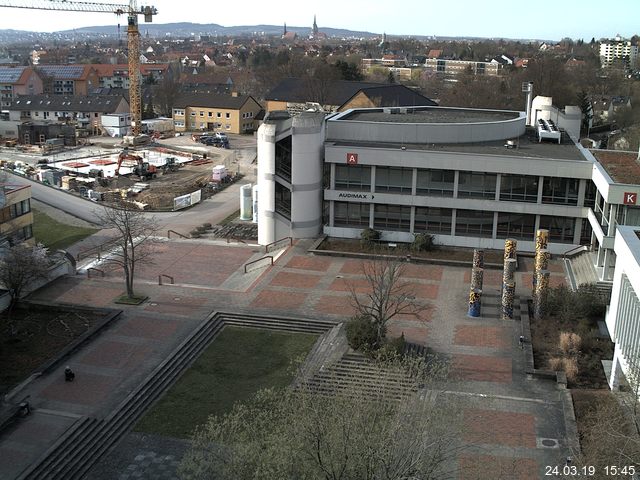 Foto der Webcam: Verwaltungsgebäude, Innenhof mit Audimax, Hörsaal-Gebäude 1